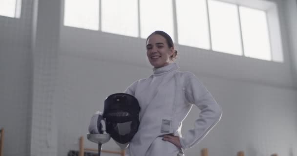 Von Unten Statische Aufnahme Einer Fröhlichen Sportlerin Uniform Mit Maske — Stockvideo