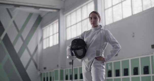 Niederwinkelaufnahme Einer Selbstbewussten Jungen Sportlerin Weißer Uniform Mit Maske Und — Stockvideo