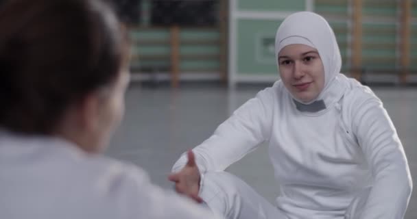 Colpo Palmare Giovane Donna Musulmana Uniforme Hijab Gesticolando Sorridendo Mentre — Video Stock