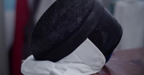 Ruční Záběr Ochranné Masky Umístěné Stole Šatně Před Šermířským Cvičením — Stock video