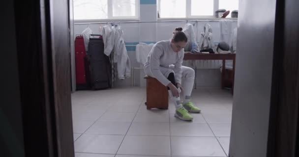 Tiro Mano Una Joven Deportista Cuerpo Completo Uniforme Levantando Calcetines — Vídeos de Stock