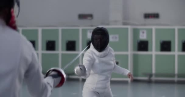 Anonyme Sportlerin Uniform Und Maske Schlägt Gegnerin Mit Florett Während — Stockvideo