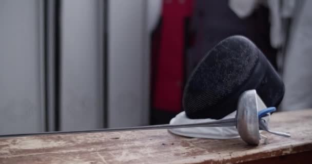 Kézi Lövés Védő Maszk Fólia Elhelyezett Padon Öltözőben Tornaterem Előtt — Stock videók