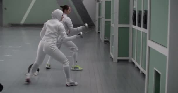 Zoom Handheld Tracking Shot Van Energieke Diverse Vrouwelijke Fencers Lanceren — Stockvideo
