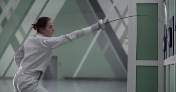 Spor Salonunda Eskrim Antrenmanı Sırasında Beyaz Üniformalı Folyo Vuruş Talimi — Stok video
