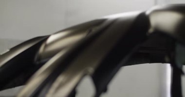 Garajdaki profesyonel resim atölyesinin içinde siyah tampon görüntüsü var.