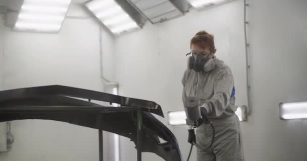 정비공 차고에서 작업하는 스프레이 페인트가 자동차 범퍼를 마스크와 인공호흡기를 착용하고 — 비디오