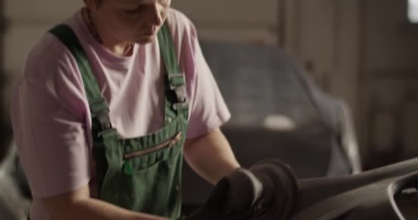 Nakloňte Dolů Ruční Záběr Zrzka Žena Uniformě Rukavice Pomocí Brusky — Stock video