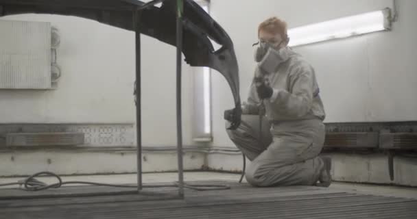 Kapaklı Kıyafetleri Solunum Cihazıyla Çalışan Kadın Boyacının Kamerasıyla Çekilmiş Bir — Stok video