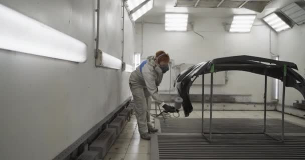 Garajda Çalışırken Araba Tamponunu Boyamak Için Sprey Tabanca Kullanan Üniformalı — Stok video