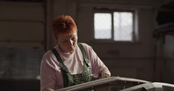 Tiro Mano Jengibre Mecánico Femenino Uniforme Lijado Parachoques Estante Cerca — Vídeo de stock
