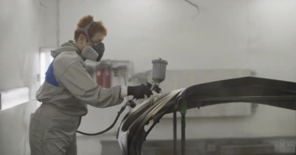 Handschuss Einer Handwerkerin Uniform Und Atemschutzmaske Die Während Der Arbeit — Stockvideo