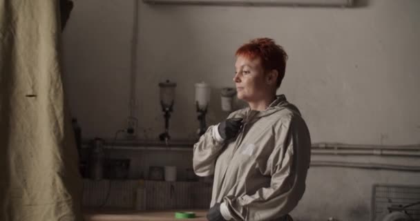 Prise Vue Main Artisan Avec Fermeture Glissière Courte Gingembre Vêtements — Video