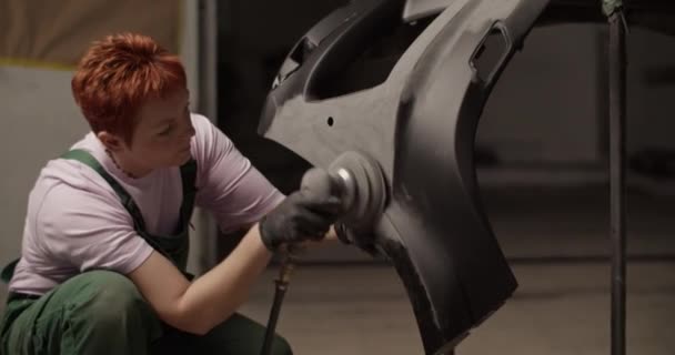 Nízký Úhel Ruční Záběr Rusovlasé Řemeslnice Pracovních Oděvech Sedí Zadních — Stock video