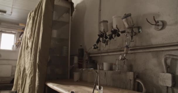 Düşük Açılı Kamerasıyla Üniformalı Kadın Ressamın Çalışma Masasına Yaklaşıp Duvardan — Stok video