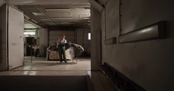 전문적 차고에서 일하는 제복을 자동차 범퍼를 무역상 — 비디오