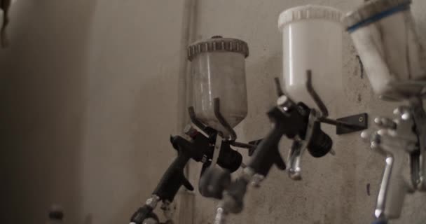 사진에서 알아볼 수없는 트롤의 장갑을 페인트칠 작업장에서 작업하는 선반에서 스프레이 — 비디오