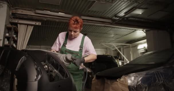 Düşük Açılı Kameralı Kırmızı Saçlı Bir Kadın Boya Atölyesinde Çalışırken — Stok video