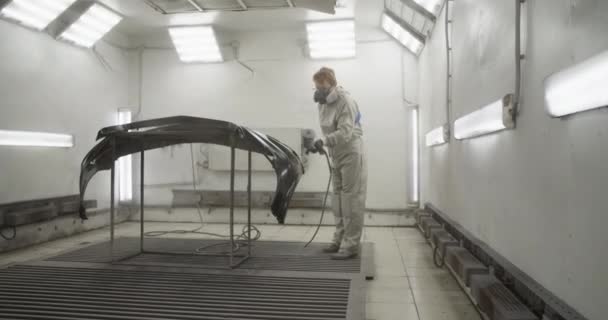 인공호흡기를 착용하고 차고에서 일하는 자동차 범퍼에 페인트를칠 스프레이 사용하여 전신의 — 비디오