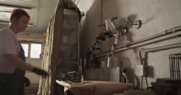 Niederwinkelaufnahme Einer Reparaturarbeiterin Arbeitskleidung Die Eine Schleifmaschine Nimmt Und Eine — Stockvideo