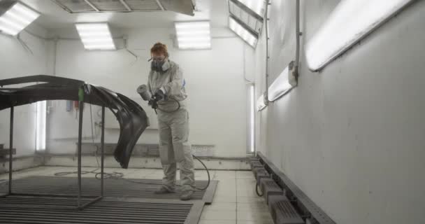 인공호흡기를 착용하고 차고에서 일하는 자동차 범퍼에 페인트를칠 스프레이 사용하여 전신의 — 비디오