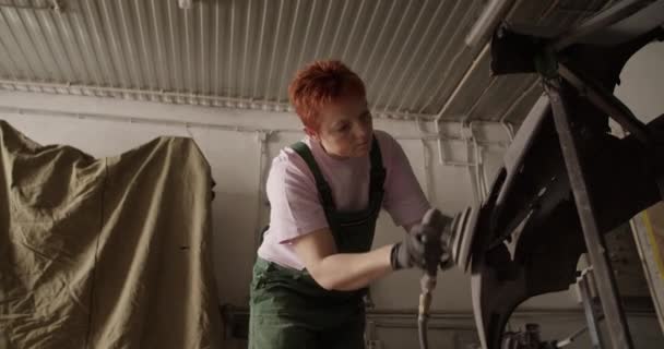 손으로 아래에서 전문적 차고에서 일하는 프리미엄 페인팅을 범퍼에 사포질 기계를 — 비디오
