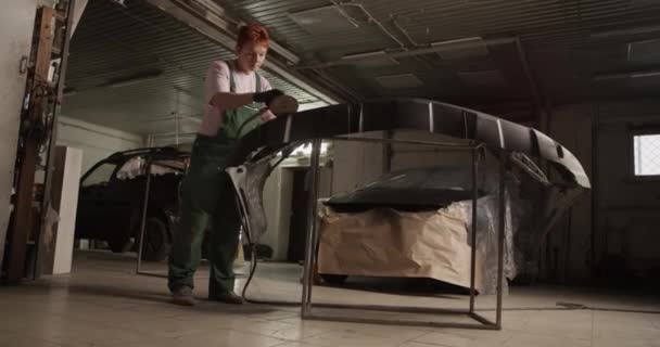 차고에서 일하는 페인트를 자동차 범퍼에 전체를 휘감고 숙련공을 손으로 — 비디오