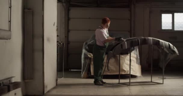Ruční Záběr Celého Těla Ženského Technika Pracovním Oděvu Stojící Blízkosti — Stock video