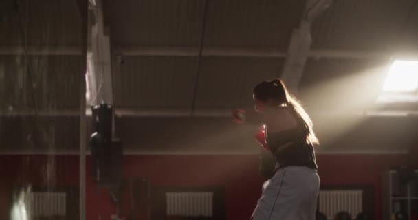 Tiro Mano Mujer Boxeadora Enérgica Golpeando Aire Contra Ventana Durante — Vídeos de Stock