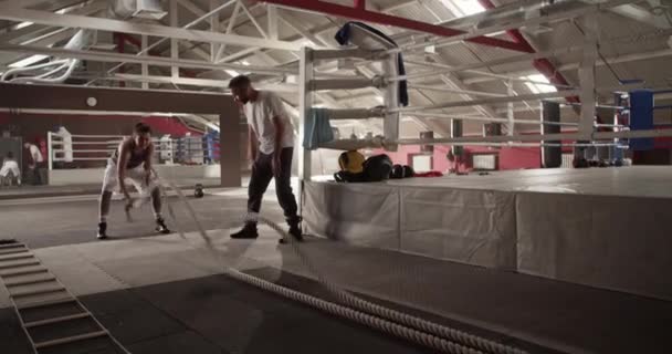 선수가 체육관에서 운동을 동기를 부여하는 근처에서 로프와 운동을 모습을 손으로 — 비디오