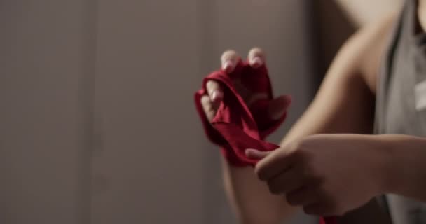 Ręczne Ujęcie Anonimowej Bokserki Usuwające Ręki Czerwony Bandaż Treningu Siłowni — Wideo stockowe