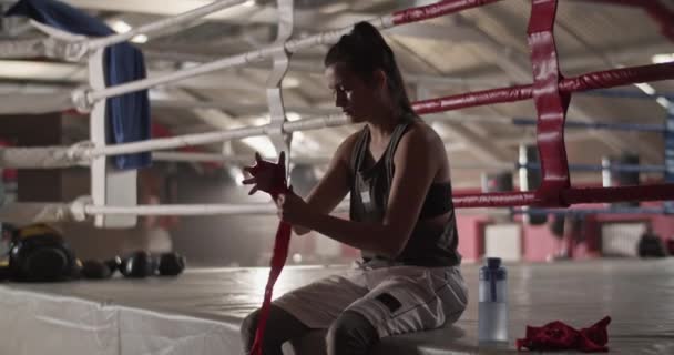 Sportswoman Assis Près Anneau Enveloppant Bandage Autour Main Tout Préparant — Video