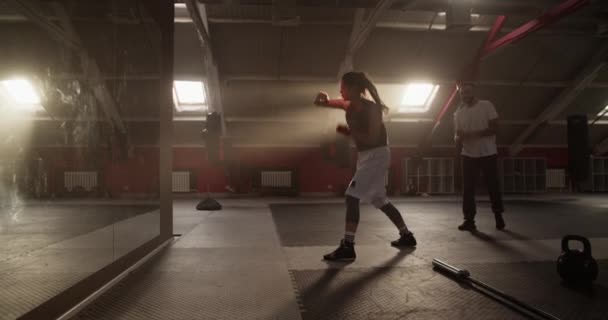Портативный Снимок Тренера Мужчины Дающего Указания Энергичной Женщине Боксеру Сражаться — стоковое видео
