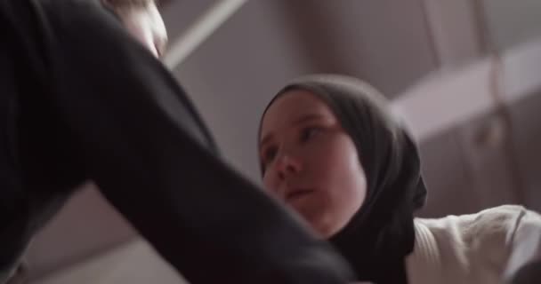 Dołu Ręczny Strzał Zdeterminowanej Wojowniczki Hidżabie Wyrzucającej Ręce Przeciwnika Próbującego — Wideo stockowe