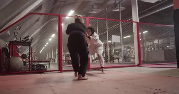 Çıplak Ayaklı Kadın Güreşçinin Brezilya Jiu Jitsu Antrenmanı Sırasında Rakibini — Stok video