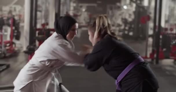 Pan Shot Multiracial Female Wrestlers Clinching Brazilian Jiu Jitsu Training — ストック動画