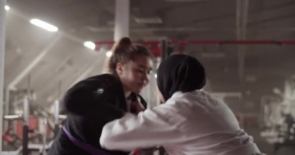 Poręczne Ujęcie Blond Boksera Kucykiem Zaciskającym Się Przeciwnikiem Hidżabie Podczas — Wideo stockowe