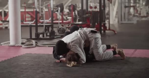 Портативный Снимок Мусульманки Практикующей Удушающий Захват Бросок Соперницу Время Тренировки — стоковое видео