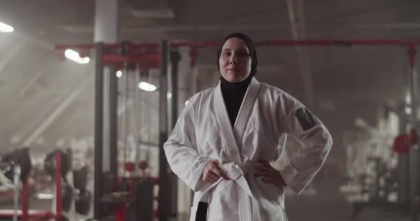 Портативный Снимок Радостной Мусульманки Белом Черном Хиджабе Держащейся Руки Талии — стоковое видео