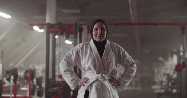 Портативный Снимок Радостной Мусульманки Белом Черном Хиджабе Держащейся Руки Талии — стоковое видео