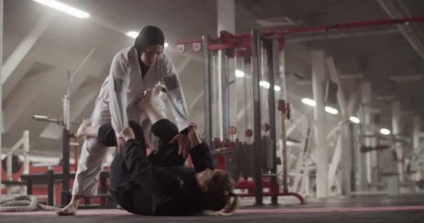 Ręczne Ujęcie Kobiety Leżącej Podłodze Ćwiczącej Rękawy Muzułmańskim Partnerem Podczas — Wideo stockowe