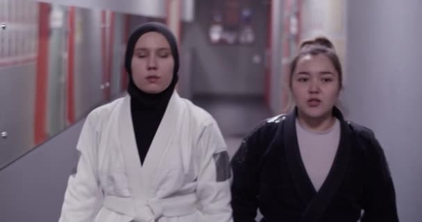 Tracking Shot Female Coach Touching Shoulder Speaking Muslim Wrestler While — Stok video