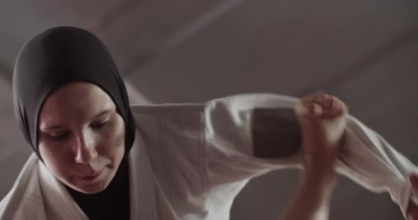 Dołu Ręczny Strzał Kobiety Fighter Hijab Wrestling Boso Przeciwnik Podczas — Wideo stockowe