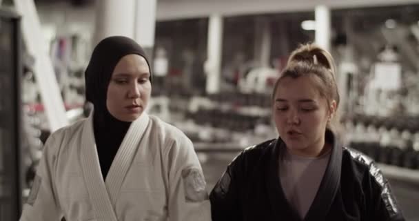 Tracking Shot Multiethnic Women Gis Walking Gym Speaking Each Other — ストック動画