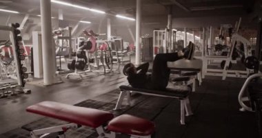 Müslüman sporcunun el ele tutuşup, spor salonundaki spor salonunda antrenman yaparken ağırlık kaldırdığı el kamerası görüntüleri.