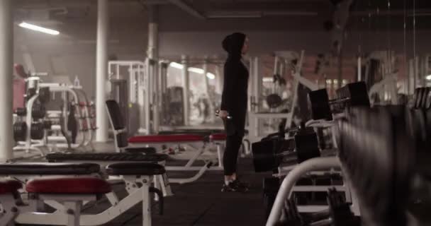 Handheld Shot Muzułmańskiej Sportowca Patrząc Lustro Robi Bicepsy Loki Hantlami — Wideo stockowe