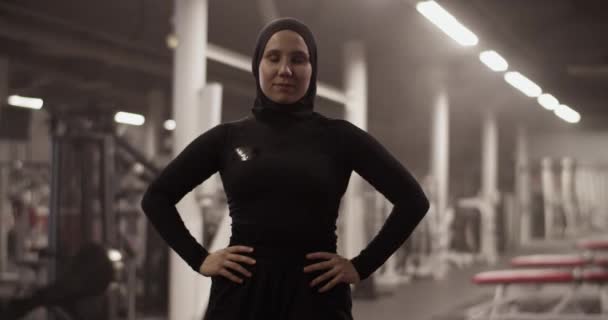 Ręczne Ujęcie Silnej Muzułmańskiej Atletki Czarnej Odzieży Sportowej Hidżabie Trzymającej — Wideo stockowe