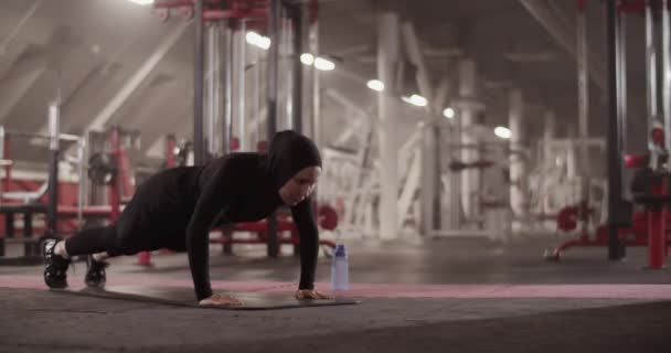 Handheld Shot Muslim Female Athlete Black Sportswear Hijab Doing Push — Stockvideo