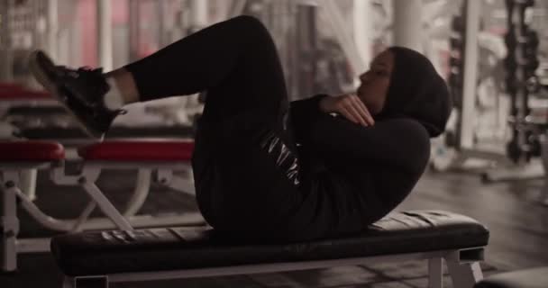 Покращений Постріл Мусульманки Спортсменки Чорному Спортивному Одягу Хіджаб Грудях Підняті — стокове відео