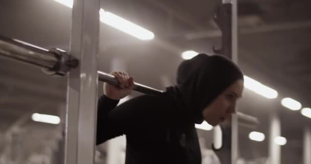 Handheld Tracking Shot Muslim Female Athlete Taking Barbell Rack Weightlifting — Stockvideo